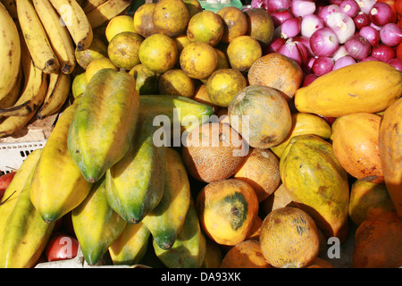 Bananen, sind Melonen, Papaya und Zwiebeln einige der Früchte und Gemüse zum Verkauf auf dem outdoor-Food-Markt in Otavalo, Ecuador Stockfoto