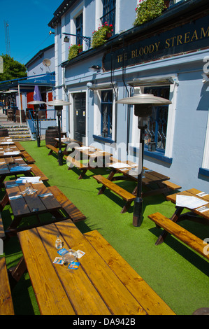 Restaurant außen neben der Eisenbahn Station Howth-Halbinsel in der Nähe von Dublin Irland Europa Stockfoto