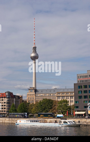 Schifffahrt auf der Spree und Fernsehturm, Berlin, Deutschland Stockfoto