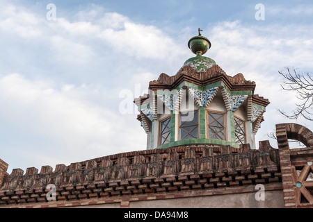 Barcelona, Katalonien, Spanien. Güell Pavillons, von Antoni Gaudi, befindet sich im Stadtteil Pedralbes. Stockfoto