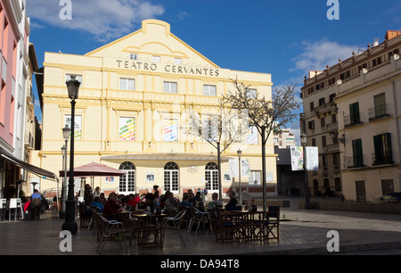 Málaga, Costa Del Sol, Andalusien, Spanien. Menschen saßen in Platz vor des Teatro Cervantes, Stockfoto