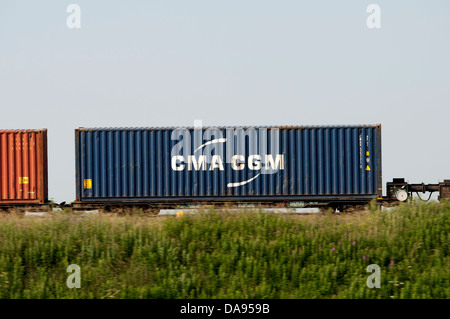 CMA CGM Transportbehälter in einem Zug Stockfoto