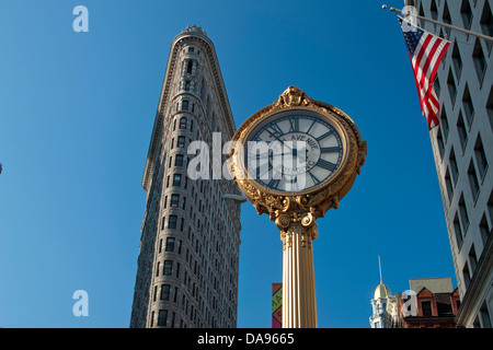 FIFTH AVENUE BUILDING PUBLIC CLOCK (©HECLA IRON WORKS 1909) FLATIRON-GEBÄUDE (©DANIEL BURNHAM & CO 1902) FIFTH AVENUE MANHATTAN NEW YORK CITY USA Stockfoto