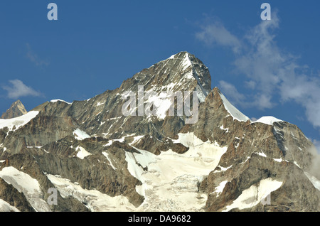 Die Dent Blanche der alpinen Riesen im südlichen Schweizer Alpen zwischen Zermatt und Evolene. Im Vordergrund der obergabelhor Stockfoto