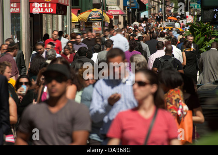 ZUR MITTAGSZEIT MENGE FIFTH AVENUE MIDTOWN MANHATTAN NEW YORK CITY USA Stockfoto