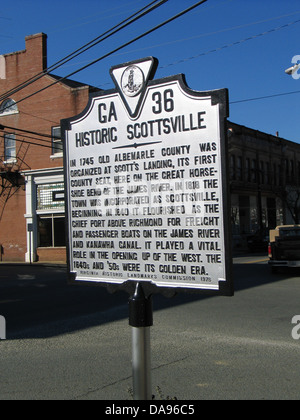 HISTORISCHEN SCOTTSVILLE 1745 alte Albemarle County wurde am Scotts Landung, seine erste Kreisstadt, hier auf der großen Horseshoe Bend des James River organisiert. 1818 wurde die Stadt als Scottsville, ab 1840 It blühte als Haupthafen über Richmond für den Güterverkehr und Passagier Boote am James River und Kanawha Canal. Es spielte eine wichtige Rolle bei der Erschließung des Westens. Den 1840er und 50er Jahren waren seine goldene Ära. Virginia historische Landmarks Commission, 1976 Stockfoto