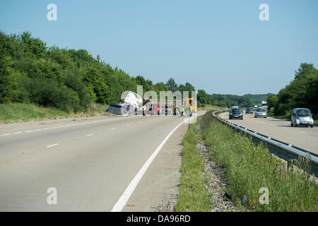 Margaretting, Essex, England.  8. Juli 2013. Der A12, eines der wichtigsten Routen durch Essex, UK war für mehrere Stunden nach einer tödlichen Kollision zwischen zwei LKWs gesperrt. Die Kollision aufgetreten ist ca. 12:30 und dürfte für einige Zeit geschlossen bleiben. Leider wurde ein Fahrer tot am Tatort erklärt. Die anderen, die ernsthaft verletzt wurde wurde in Queens Krankenhaus in Romford von Flugrettung geflogen. Bildnachweis: Allsorts Stock Foto/Alamy Live-Nachrichten Stockfoto