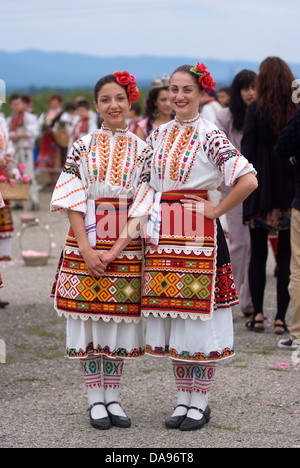 Bulgarische Frauen tragen traditionelle Kleid Kostüm aus ihrem Dorf an das jährliche Rosenfest. Stockfoto