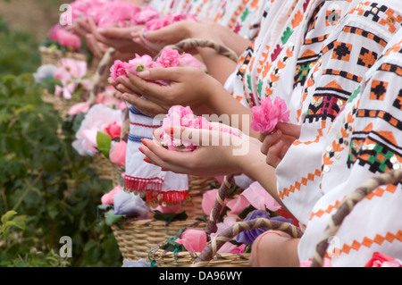 Bulgarische Frauen tragen traditionelle Kleid Kostüm aus ihrem Dorf an das jährliche Rosenfest. Stockfoto