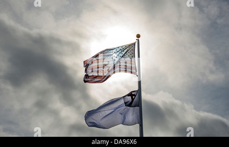 Flag Pole Hingabe an erste Baptist Kirche von High Springs, Florida am 4. Juli 2013.  Amerikanische christliche Flagge zu übertreffen Stockfoto