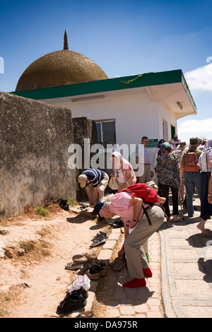 Oman Salalah, Dhofar, Jabal Auara, Hiobs Grab, Nabi Ayoub, Touristen entfernen Schuhe draußen Stockfoto