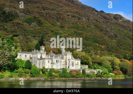 EU, ROI, Abtei, Architektur, Benediktiner, Burg, katholisch, Christentum, Kirche, Connemara, County Galway, Laufwerk, Laufwerke, Euro Stockfoto