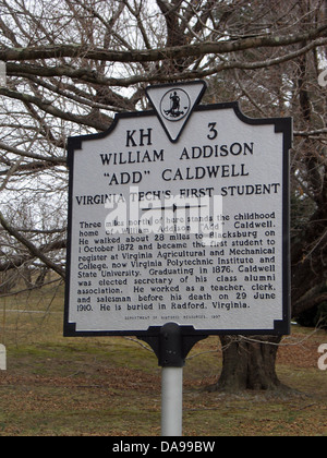 WILLIAM ADDISON "CALDWELL Virginia Tech erste Student drei Meilen nördlich von hier hinzufügen" steht die Kindheit Zuhause von William Addison 'Add' Caldwell. Er ging ungefähr 28 Meilen zu Blacksburg am 1. Oktober 1872 und wurde der erste Student an Virginia Agricultural and Mechanical College, jetzt Virginia Polytechnic Institute und State University registrieren. Seinem Abschluss im Jahre 1876 wurde Caldwell Sekretär seiner Klasse-Alumni-Vereinigung gewählt. Vor seinem Tod am 29. Juni 1910 arbeitete er als Lehrer, Angestellte und Verkäufer. Er ist begraben in Radford, Virginia. Abteilung für historische Ressourcen, 1997 Stockfoto