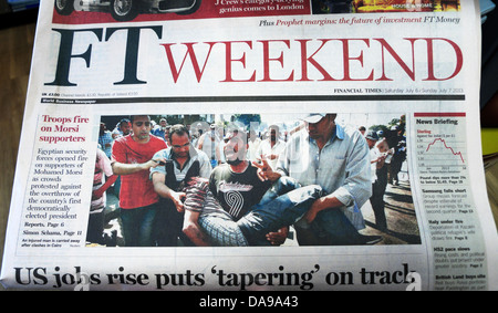Financial Times FT Wochenende Titelseite mit Ägypten Zeitungskrise und uns Arbeitsplätze steigen London England 7. Juli 2013 Stockfoto