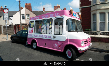 Ice Cream van auf einer Straße im heißen Sommer Wetter in Cardiff Wales UK KATHY DEWITT geparkt Stockfoto