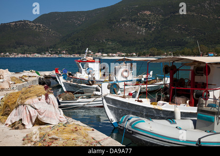 Fischerboote an der Pier am Karavolmilos, Cephalonia Stockfoto