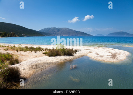 Eine kleine Bucht im Ionischen Meer in der Nähe von Sami Blick auf Ithaka. Stockfoto