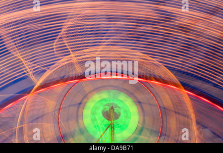 Farbbild der Textur und Design Farbe für Hintergrund und kreativen Raum nutzbar verschwommenes Bild des drehenden Karussell. Stockfoto