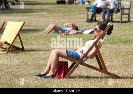 London UK. 8. Juli 2013. Londoner Aalen in der Sonne im Hyde Park, wie hohe Temperaturen werden voraussichtlich in der Hauptstadt weiter. Bildnachweis: Amer Ghazzal/Alamy Live-Nachrichten Stockfoto