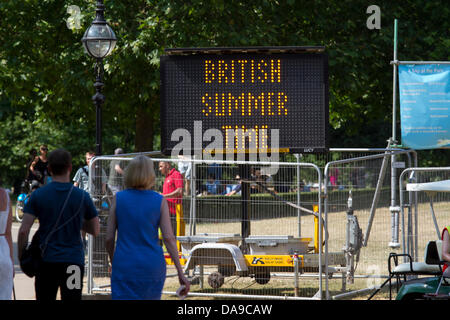 London UK. 8. Juli 2013. Londoner Aalen in der Sonne im Hyde Park, wie hohe Temperaturen werden voraussichtlich in der Hauptstadt weiter. Bildnachweis: Amer Ghazzal/Alamy Live-Nachrichten Stockfoto