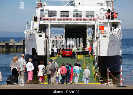 Largs, North Ayrshire, Schottland, Großbritannien, Montag, 8. Juli 2013. Passagiere in warmem Sonnenschein an Bord der Caledonian MacBrayne Fähre von der Stadt Largs zur Insel Great Cumbrae im Firth of Clyde reisen Stockfoto