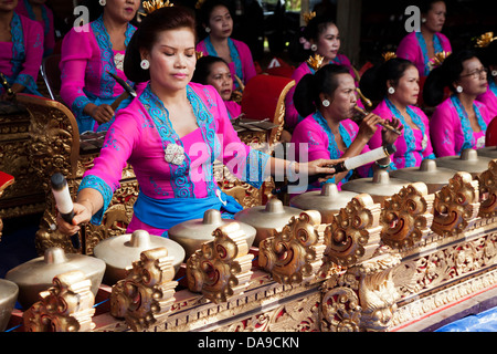 Allfrau Gamelan-Band spielt bei einer Hochzeit in Ubud, Bali Stockfoto