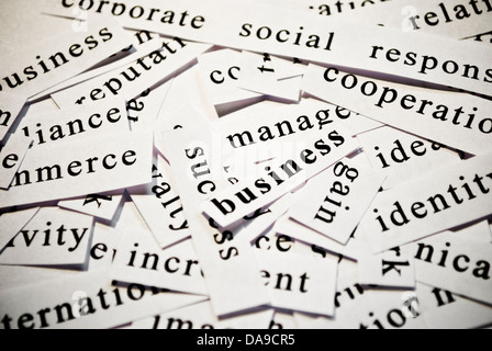 Geschäft. Konzept der ausgeschnittenen Wörter im Zusammenhang mit der Geschäftstätigkeit. Stockfoto