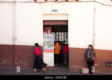 Eine tägliche Straßenszene in der Altstadt von Quito in Ecuador Stockfoto