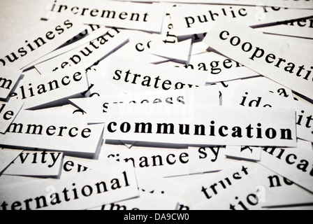 Kommunikation. Konzept der ausgeschnittenen Wörter im Zusammenhang mit der Geschäftstätigkeit. Stockfoto