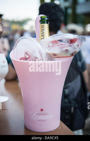 06.07.2013 die Wimbledon Tennis Championships 2013 statt in The All England Lawn Tennis and Croquet Club, London, England, UK.    Allgemeine Ansicht (GV).  Champagner und Erdbeeren. Stockfoto