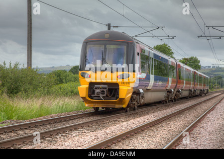 Eine Siemens Klasse 333 passing Steeton Ziel Skipton Stockfoto