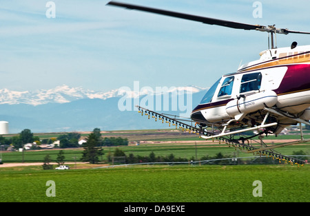 Hubschrauber verwendet, um einen bepflanzten Feld in Colorado, USA Insektizid zuweisen Stockfoto