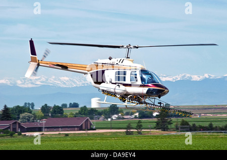 Hubschrauber verwendet, um einen bepflanzten Feld in Colorado, USA Insektizid zuweisen Stockfoto