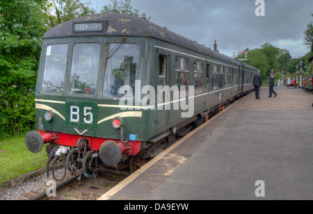 Klasse 108 mit Speed Schnurrhaare auf der Keighley & Worth Valley Heritage Railway an Oakworth Station Stockfoto