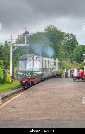 Klasse 108 mit Speed Schnurrhaare auf der Keighley & Worth Valley Heritage Railway an Oakworth Station Stockfoto