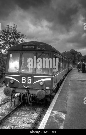 Klasse 108 mit Speed Schnurrhaare auf der Keighley & Worth Valley Heritage Railway an Oakworth Station Stockfoto