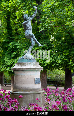 Bronzestatue, Faune Dansant - Dancing Fawn (1850: Eugene Louis Lequesne), Jardin du Luxembourg, Paris, Frankreich Stockfoto