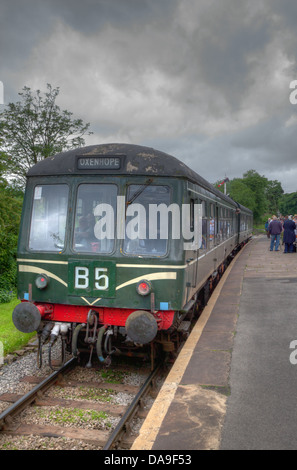 Klasse 108 mit Speed Schnurrhaare auf der Keighley & Worth Valley Heritage Railway an Oakworth Station Stockfoto