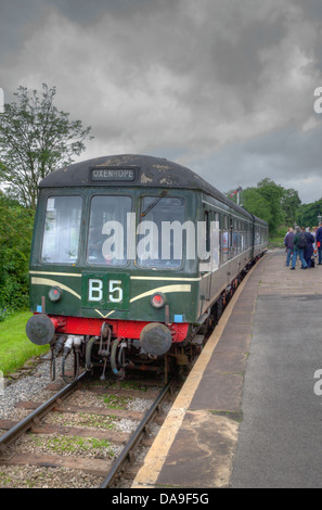 Klasse 108 mit Speed Schnurrhaare auf der Keighley & Worth Valley Heritage Railway an Oakworth Station Stockfoto