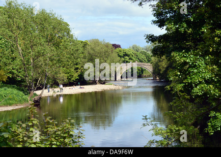 Die alte Brücke über den Wharfe im Ilkey am Startpunkt des Yorkshire Dales Weg Long Distance Fußweg Wharfedale Stockfoto