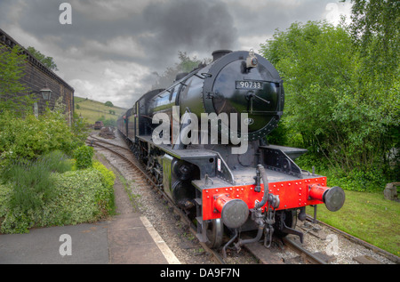 90733, jetzt restauriert und auf den Keighley & Worth Valley Railway erhalten ist der einzige W.D Sparmaßnahmen 2-8-0 in der Existenz. Stockfoto