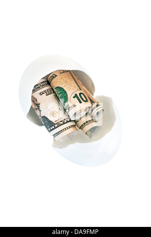 Zerbrochene Eierschale mit aufgerollt, Falschgeld, der Einstieg in einen Notgroschen Personen zu vertreten. Isoliert mit einem Beschneidungspfad. Stockfoto