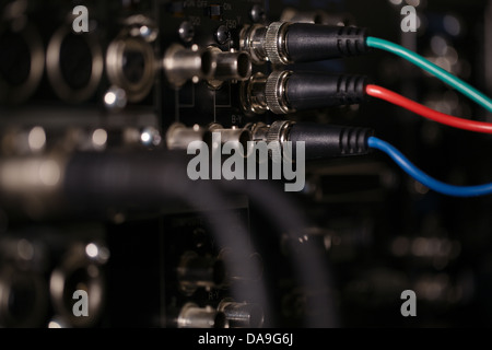 RGB-video-Kabel an der Rückseite des professionellen VCR. XLR audio-Kabel in Unschärfe. Stockfoto
