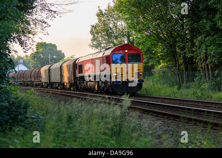 DB Schenker livrierter Class 66 (Nr. 66001) übergibt Weston Rhyn Bahnübergang Richtung Shrewsbury. Stockfoto