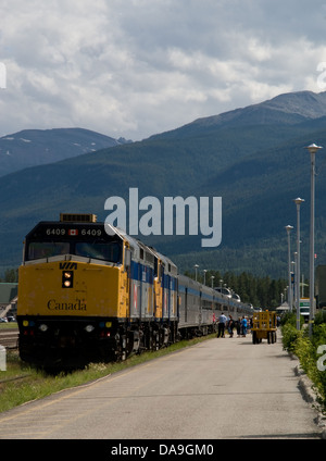 VIA Rail 'Canadian' Zug sitzen in Jasper-Station. Stockfoto