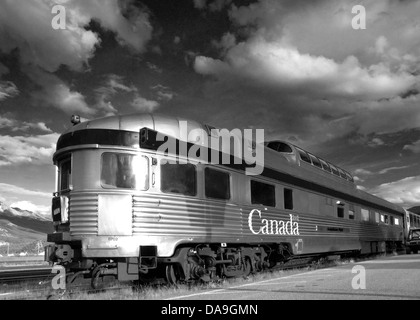 A VIA Rail Kuppel Endwagen aus rostfreiem Stahl gefertigt, mit dem Kanada-Logo auf der Seite Stockfoto