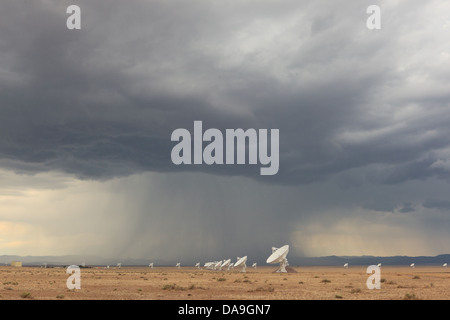 Dramatischen Gewitter über das Very Large Array-Radioteleskop Satellitennetzwerk von NRAO in der Nähe von Socorro, New Mexico, USA Stockfoto