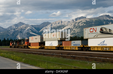 Ein Canadian National Güterzug herausziehen des Jasper-Depot, Alberta, Kanada Stockfoto