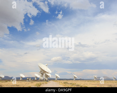 Sonne scheint hell auf die parabolische Radioteleskop Speisen im sehr großen Arrays in der Nähe von Socorro, New Mexico, USA Stockfoto