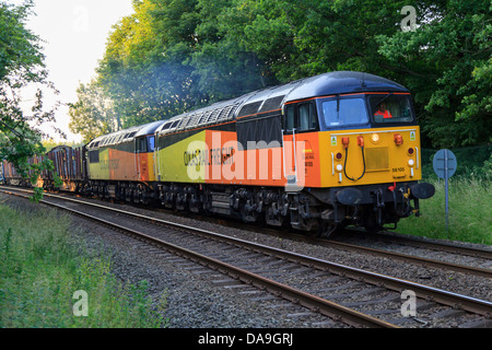 Ein paar Colas livrierter Klasse 56 (keine 56105 und 56094)-Doppel-Kopf vorbei an Weston Rhyn Bahnübergang nach dem verlassen von Kronospan Stockfoto